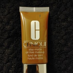 Clinique Stay-Matte oil free makeup 124 Sienna. New with seal in orig box